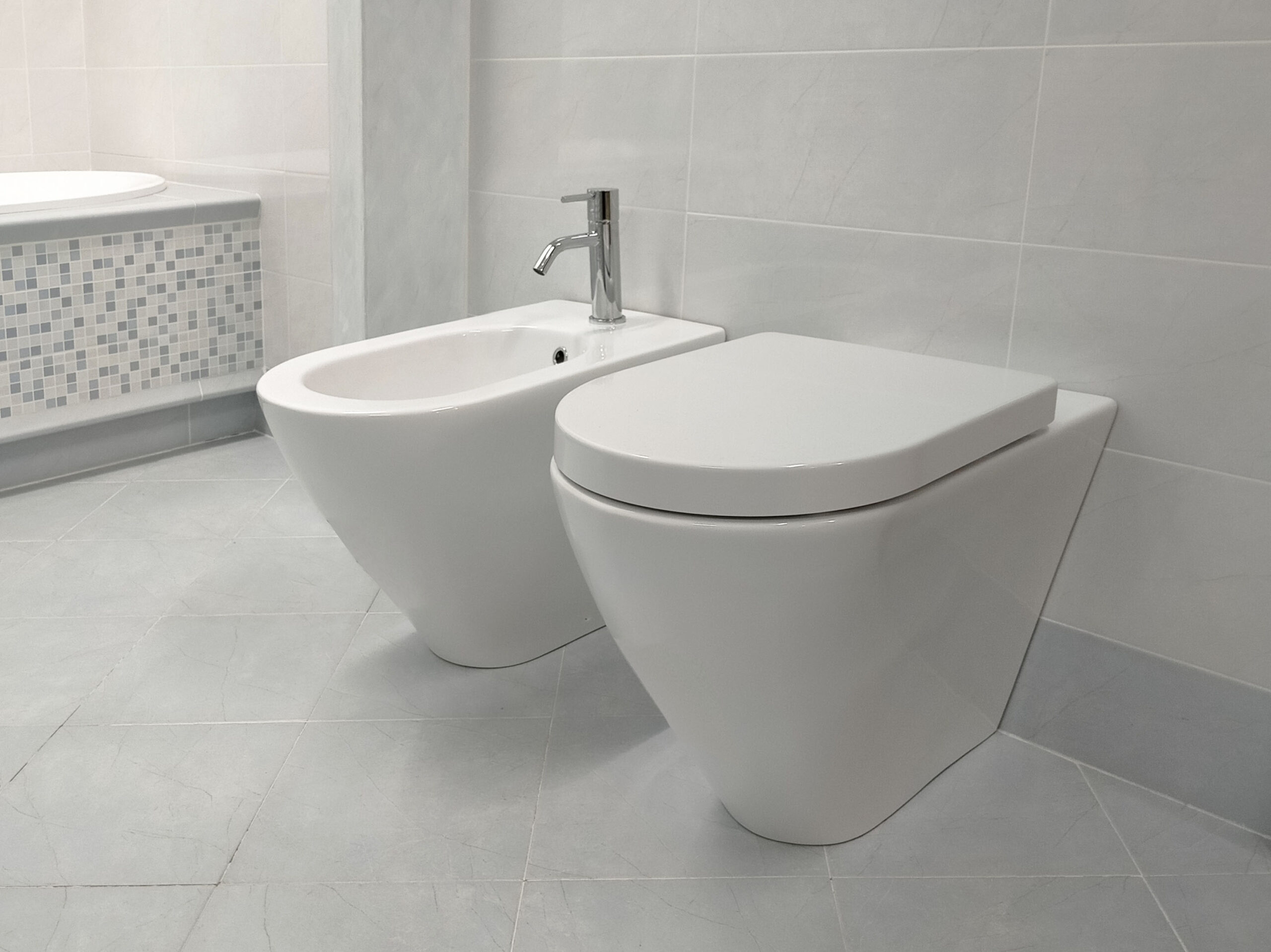 Sanitari bagno vaso sospeso con bidet, coprivaso,ceramica Globo